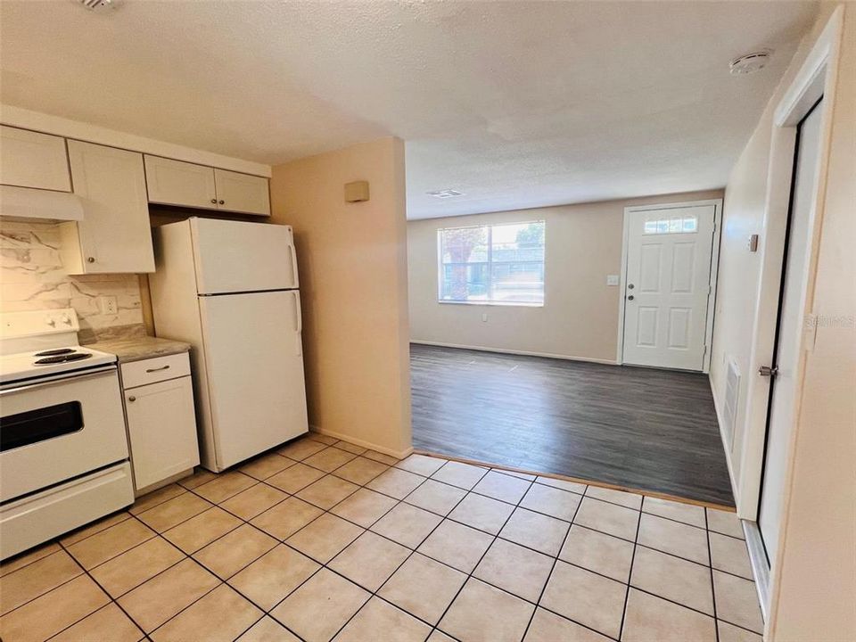 Active With Contract: $209,900 (3 beds, 1 baths, 884 Square Feet)