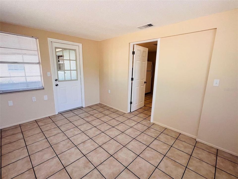 Active With Contract: $209,900 (3 beds, 1 baths, 884 Square Feet)