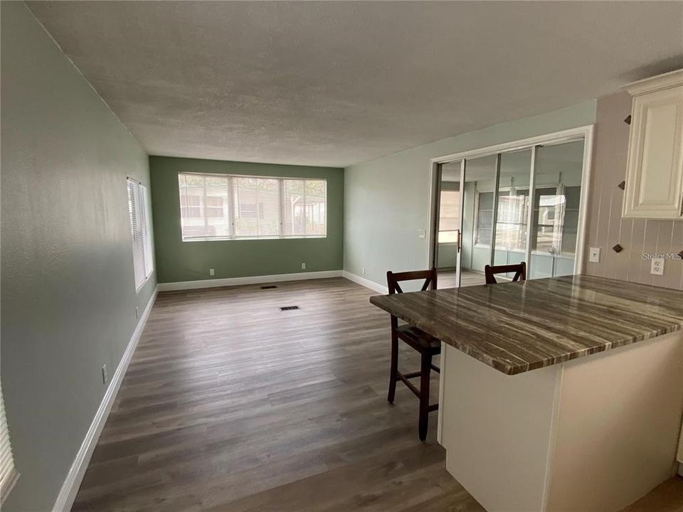 Active With Contract: $1,100 (1 beds, 2 baths, 624 Square Feet)