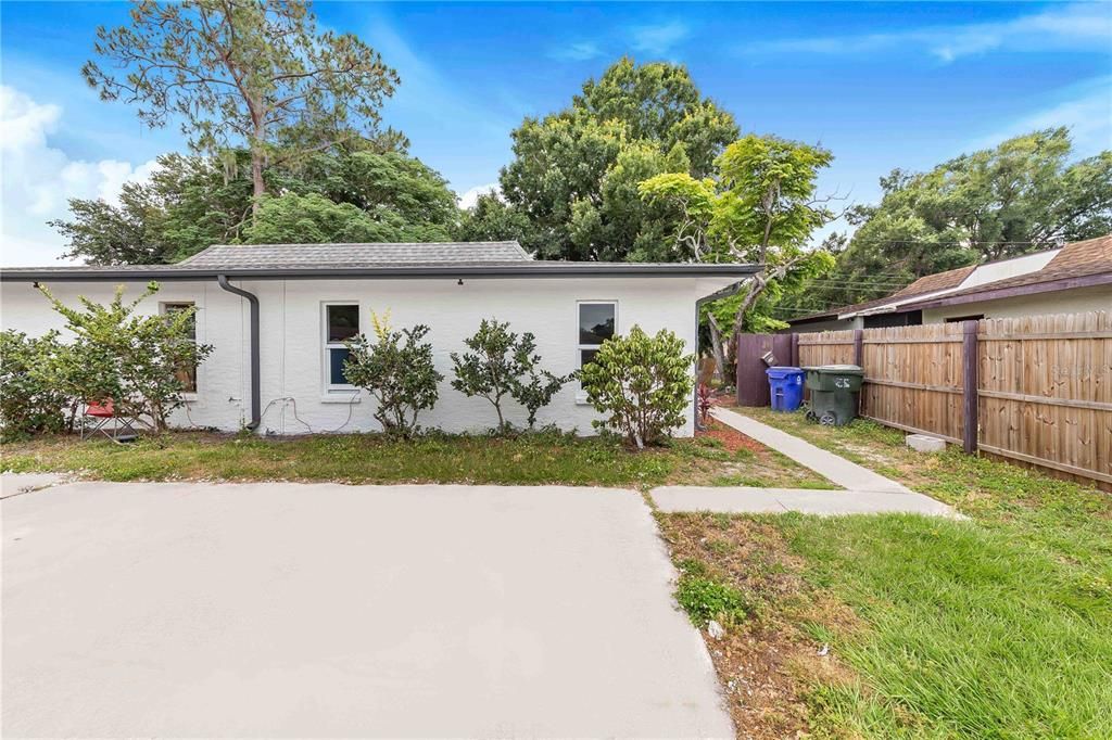 Active With Contract: $1,700 (3 beds, 1 baths, 960 Square Feet)