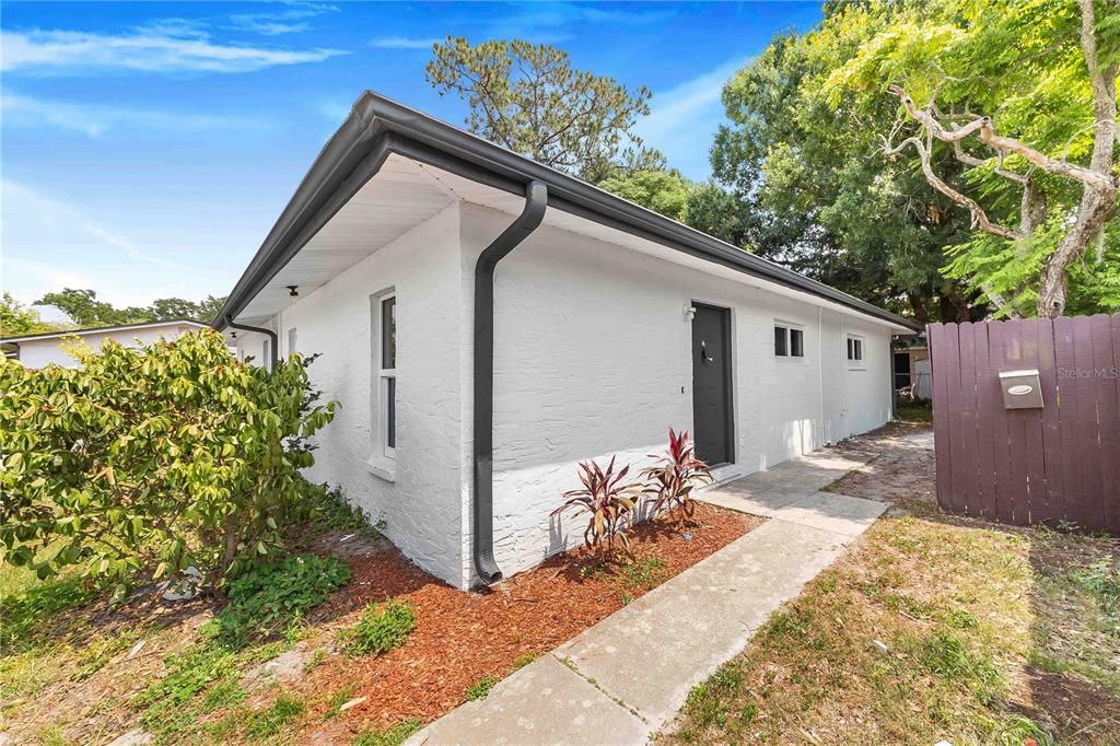 Active With Contract: $1,700 (3 beds, 1 baths, 960 Square Feet)