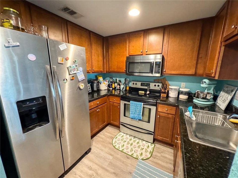 For Sale: $325,000 (2 beds, 2 baths, 837 Square Feet)