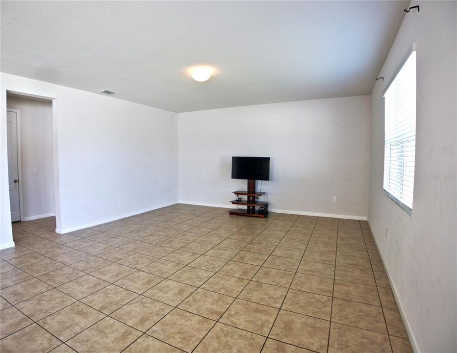 Active With Contract: $2,600 (4 beds, 2 baths, 2791 Square Feet)