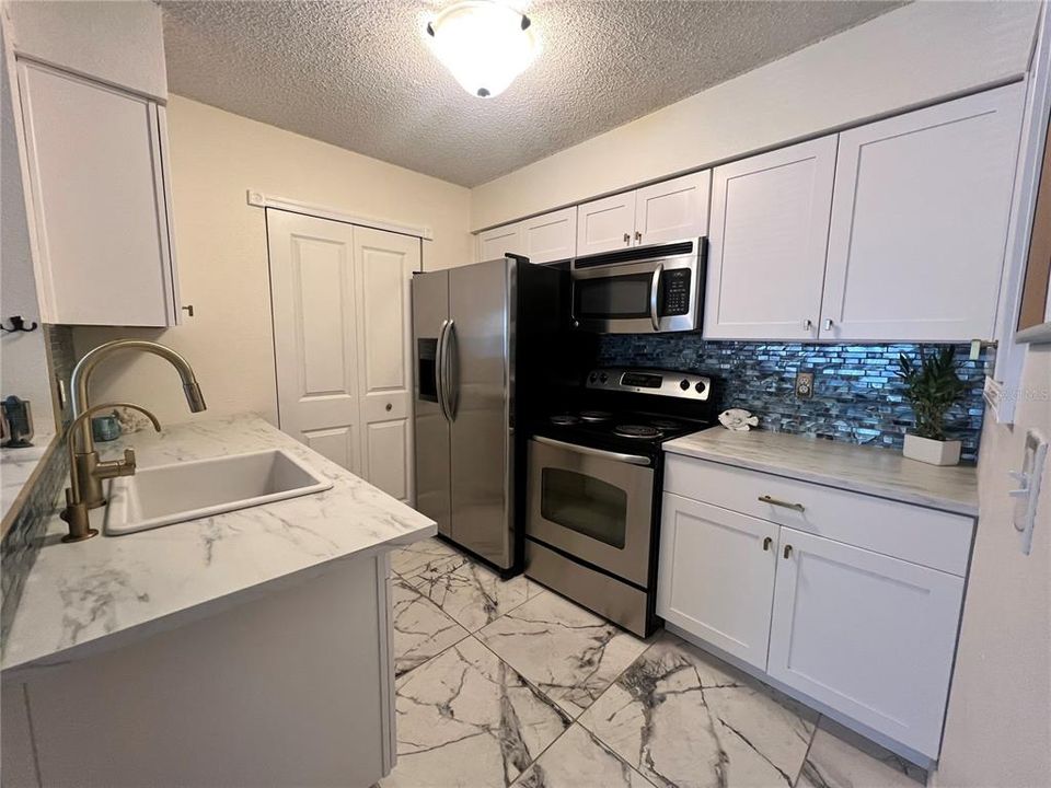 Active With Contract: $155,000 (1 beds, 1 baths, 627 Square Feet)