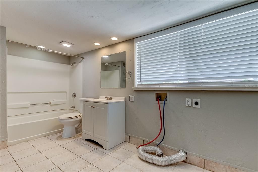 合同活跃: $2,450 (4 贝兹, 2 浴室, 1802 平方英尺)