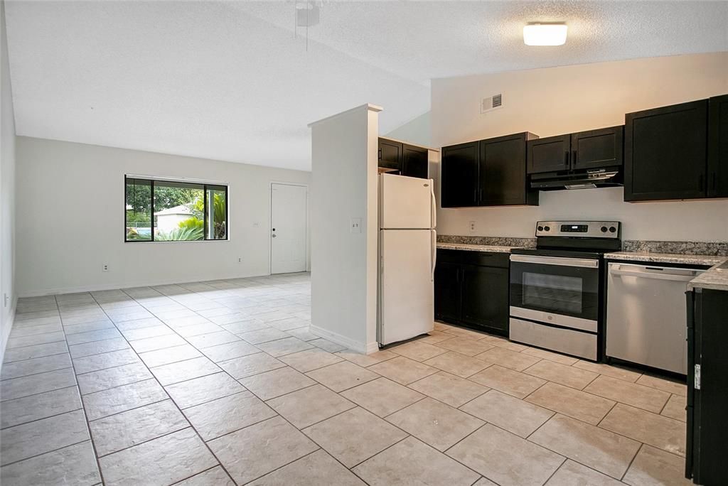 Active With Contract: $1,875 (2 beds, 2 baths, 999 Square Feet)