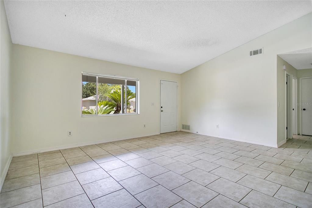 Active With Contract: $1,875 (2 beds, 2 baths, 999 Square Feet)