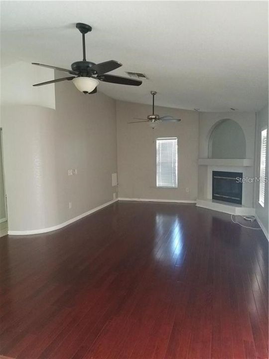 For Rent: $2,200 (3 beds, 2 baths, 1876 Square Feet)