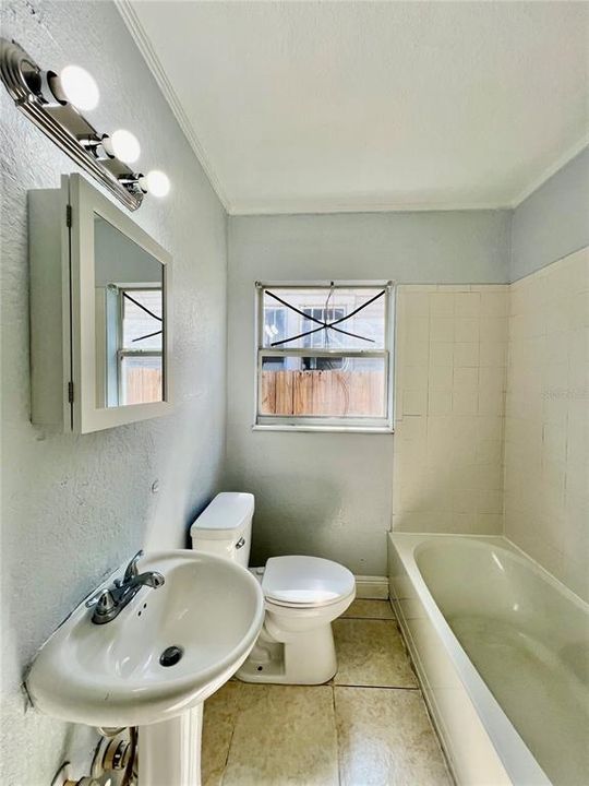 待售: $230,000 (4 贝兹, 2 浴室, 1275 平方英尺)
