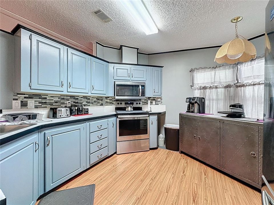 For Sale: $214,999 (2 beds, 2 baths, 1148 Square Feet)