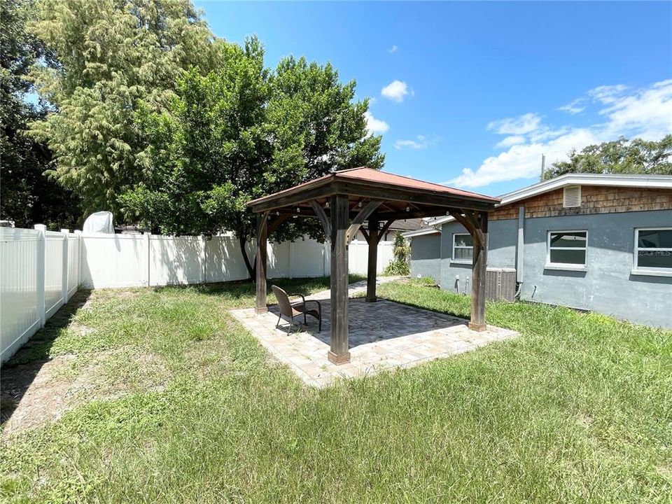 Active With Contract: $2,499 (3 beds, 1 baths, 948 Square Feet)