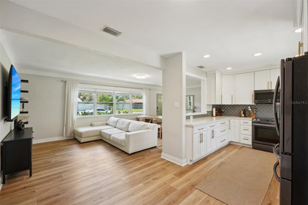 Active With Contract: $474,900 (3 beds, 2 baths, 1206 Square Feet)