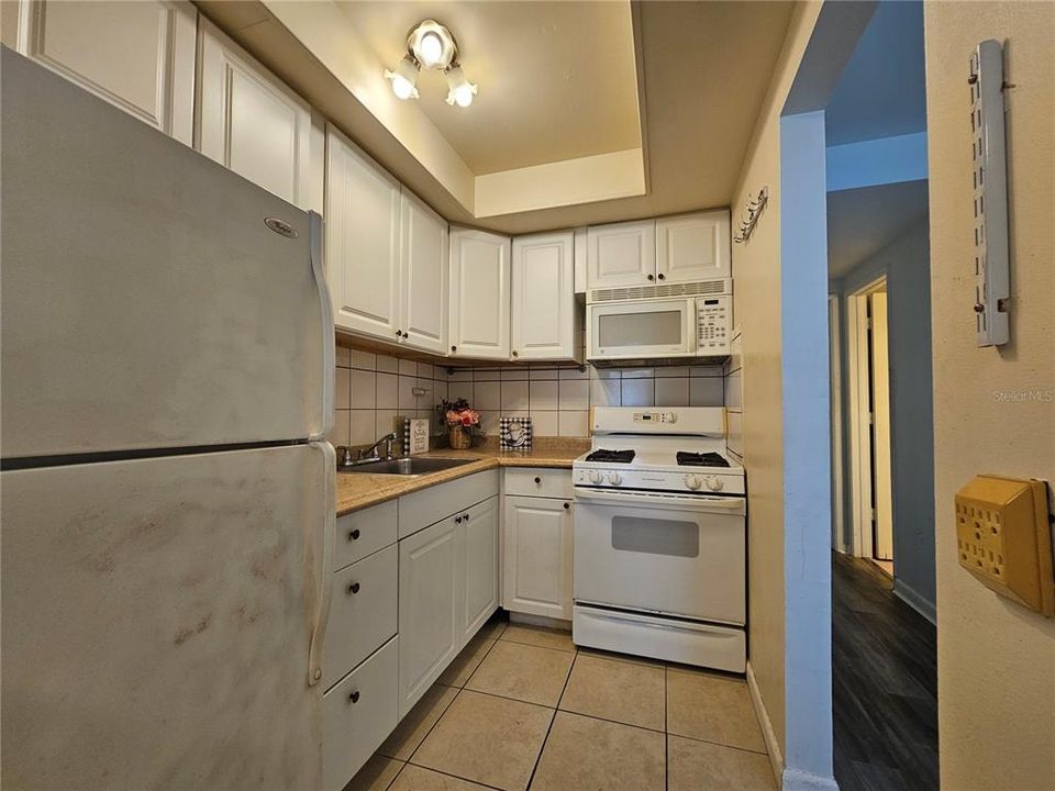 For Sale: $104,900 (1 beds, 1 baths, 585 Square Feet)