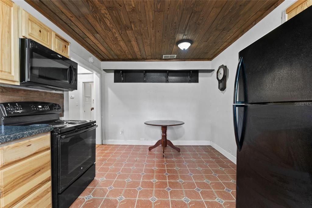 Active With Contract: $225,000 (2 beds, 1 baths, 925 Square Feet)