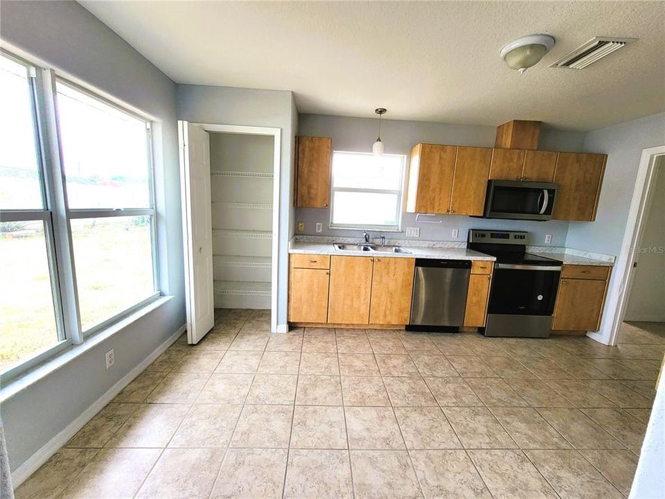 For Rent: $1,875 (3 beds, 2 baths, 1547 Square Feet)