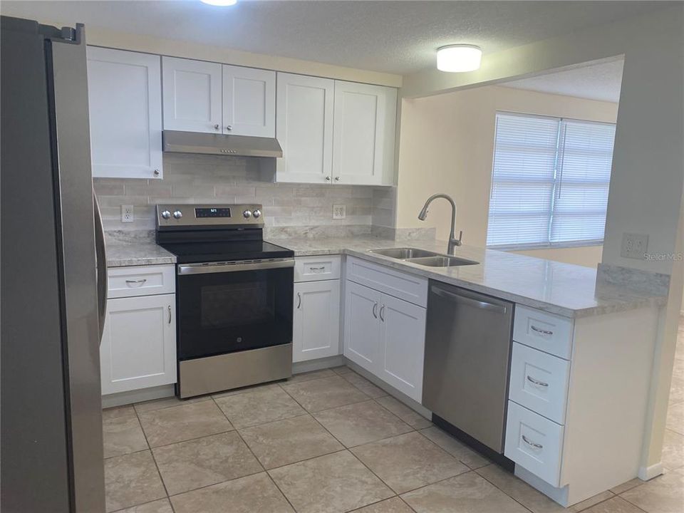 Active With Contract: $249,999 (2 beds, 1 baths, 968 Square Feet)