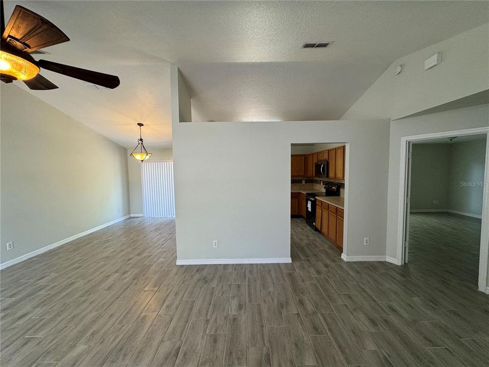 For Rent: $1,900 (3 beds, 2 baths, 1672 Square Feet)