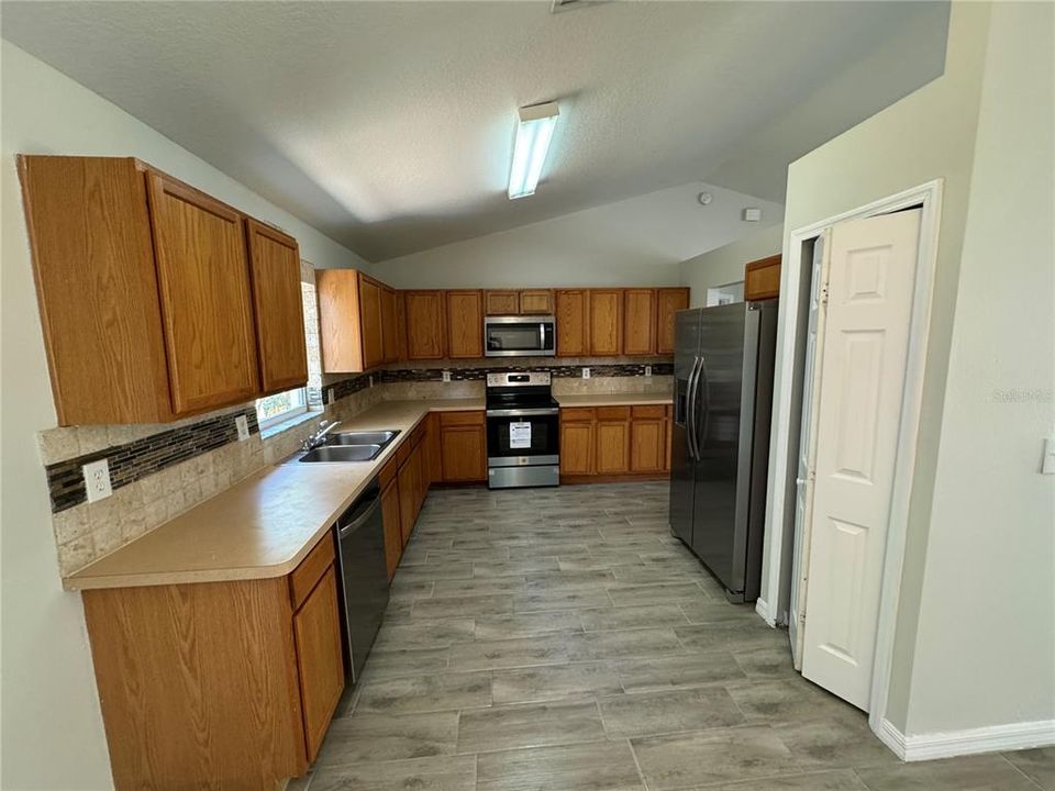 For Rent: $1,775 (3 beds, 2 baths, 1672 Square Feet)