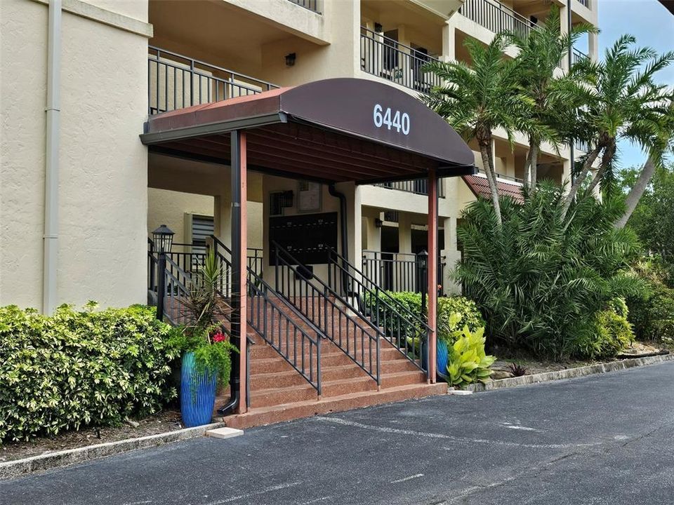 Active With Contract: $2,800 (2 beds, 2 baths, 1364 Square Feet)