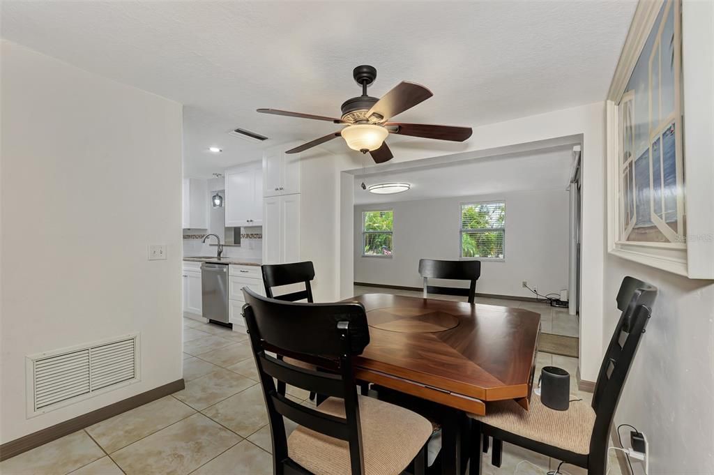 For Sale: $379,900 (2 beds, 2 baths, 1136 Square Feet)