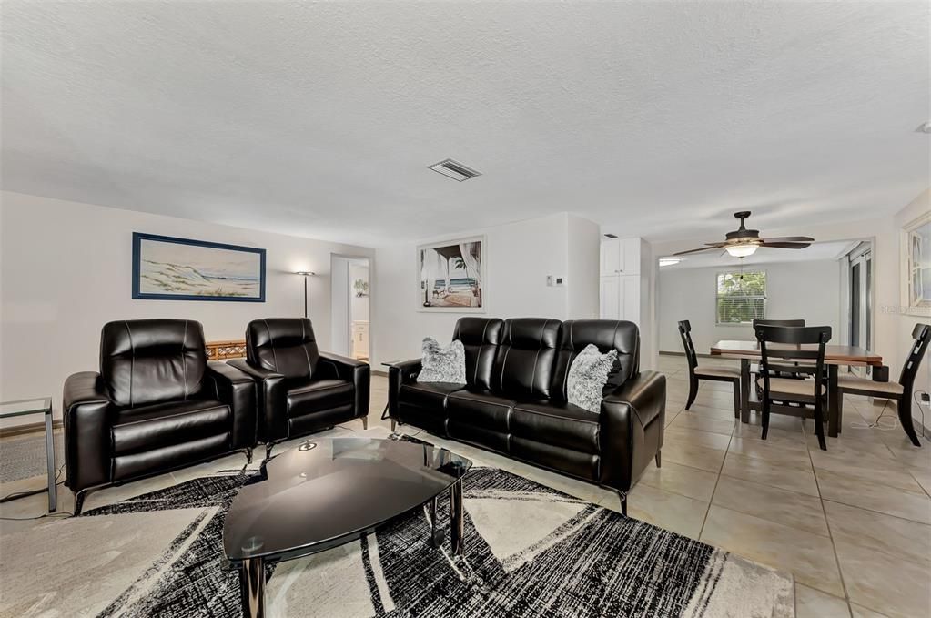 For Sale: $379,900 (2 beds, 2 baths, 1136 Square Feet)