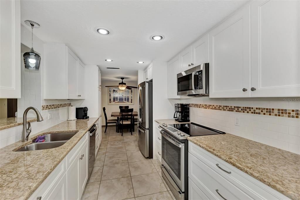 For Sale: $379,900 (2 beds, 2 baths, 1136 Square Feet)