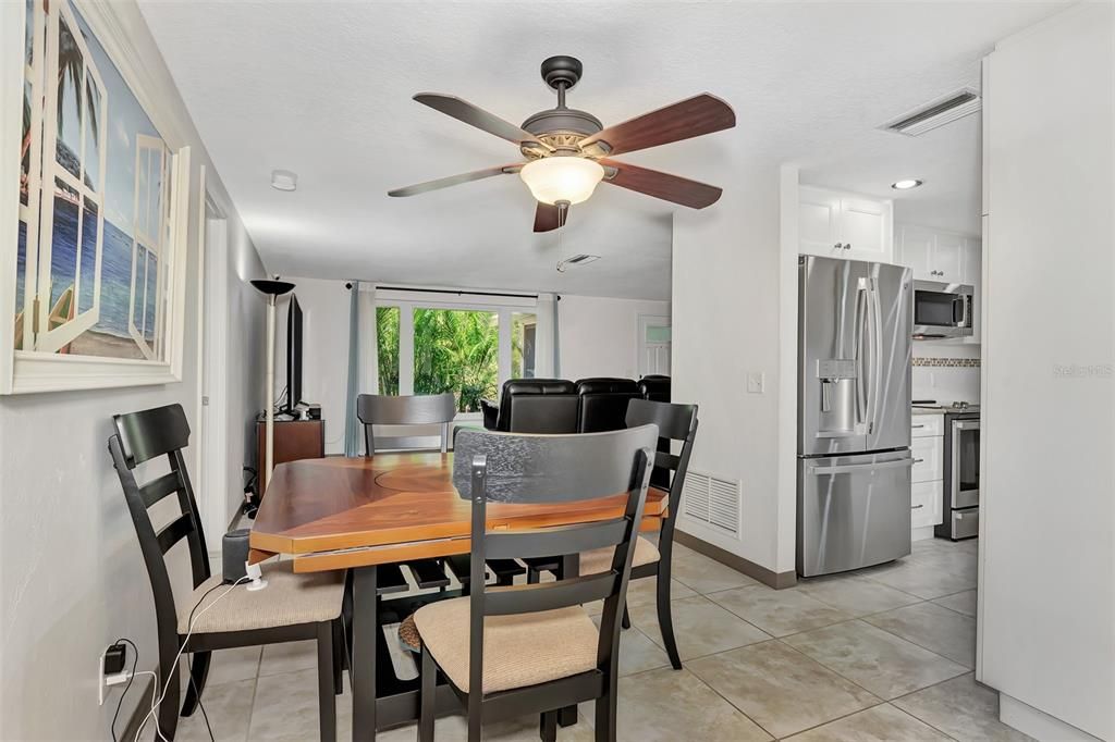 For Sale: $379,900 (2 beds, 2 baths, 1136 Square Feet)