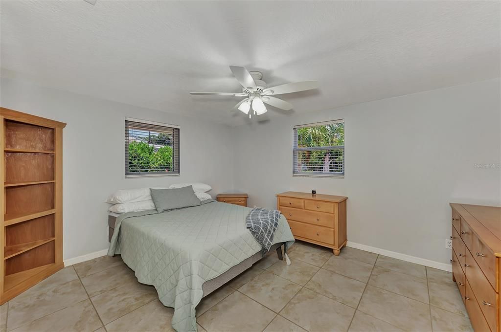 For Sale: $379,900 (2 beds, 2 baths, 1136 Square Feet)