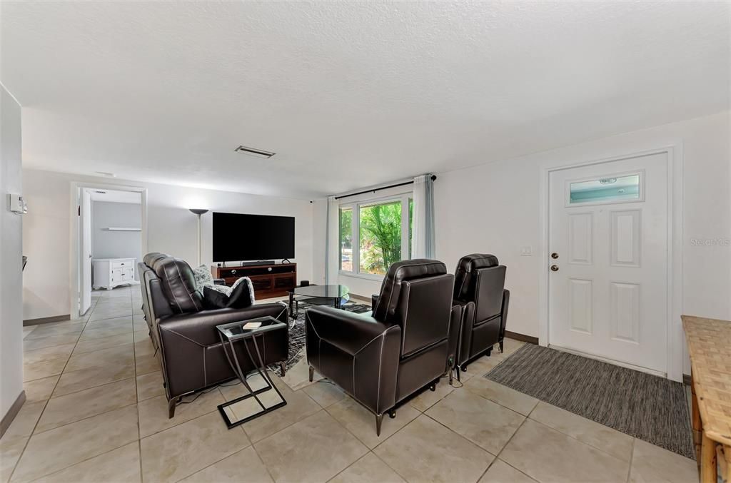 For Sale: $379,900 (2 beds, 2 baths, 1136 Square Feet)