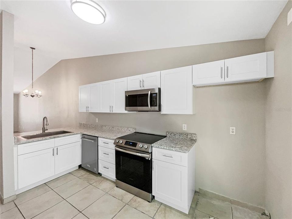 Active With Contract: $225,000 (2 beds, 2 baths, 936 Square Feet)