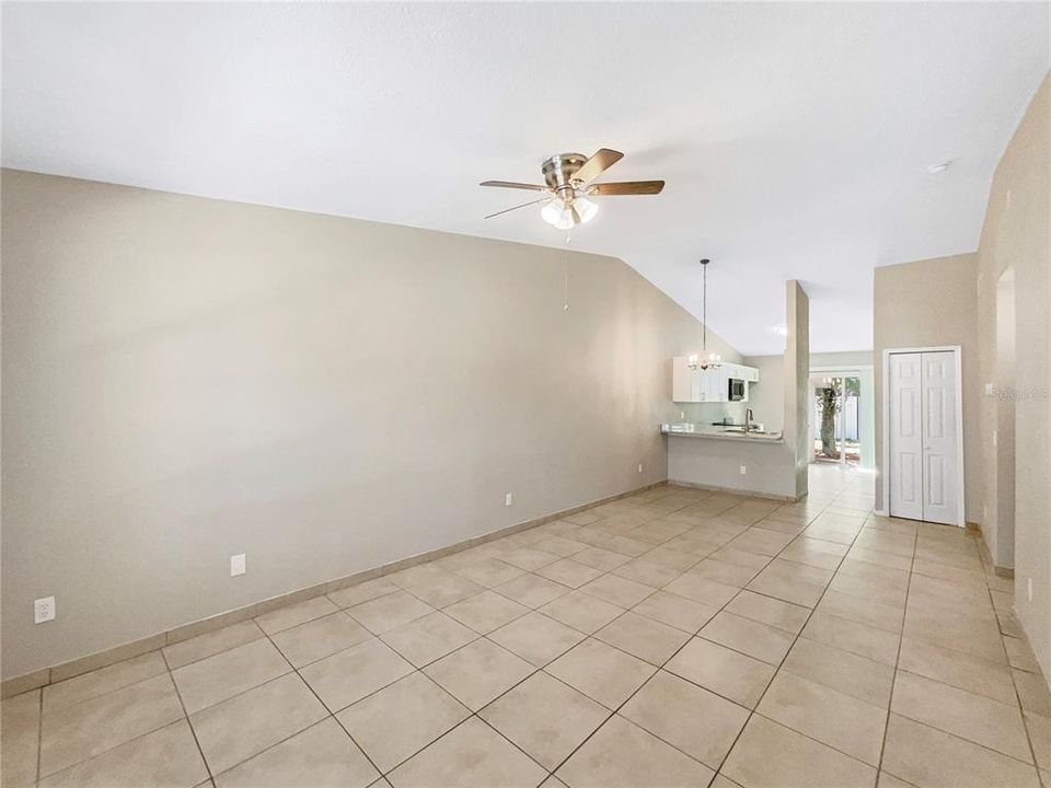 Active With Contract: $225,000 (2 beds, 2 baths, 936 Square Feet)