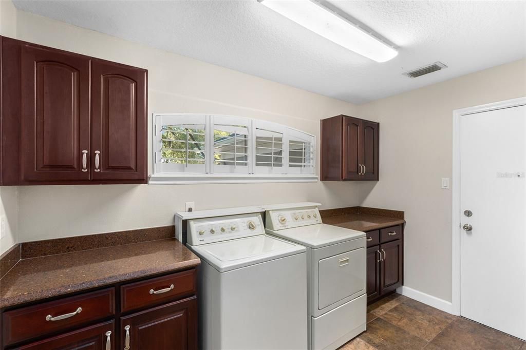 Laundry room w/window/cabinets