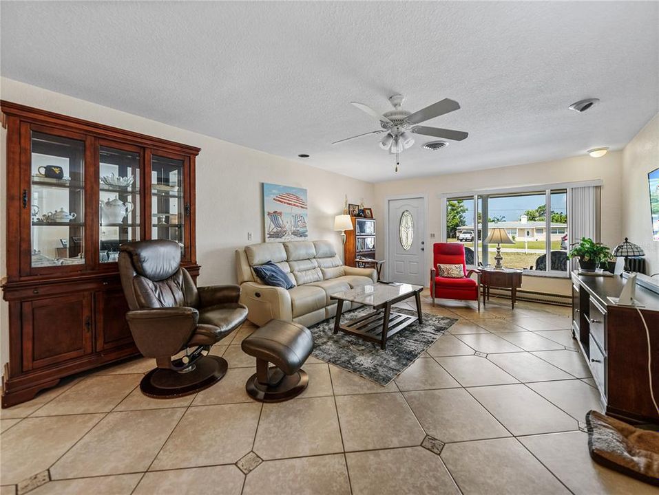 For Sale: $475,000 (4 beds, 2 baths, 1944 Square Feet)