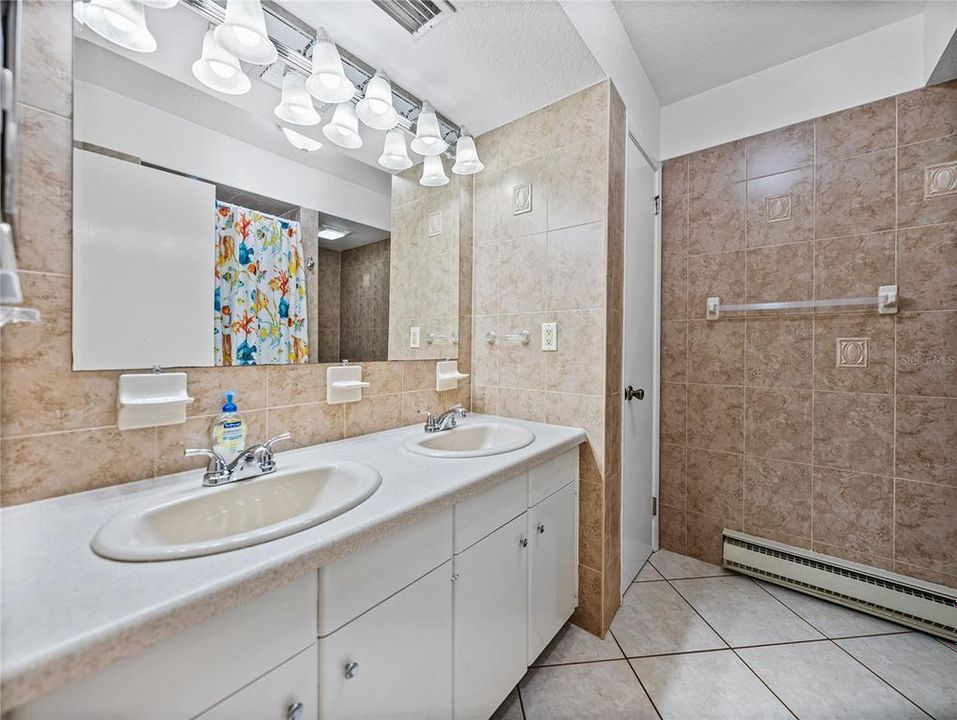 For Sale: $475,000 (4 beds, 2 baths, 1944 Square Feet)