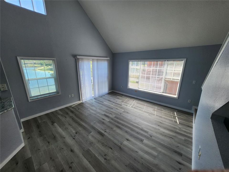 Active With Contract: $2,300 (2 beds, 2 baths, 1373 Square Feet)