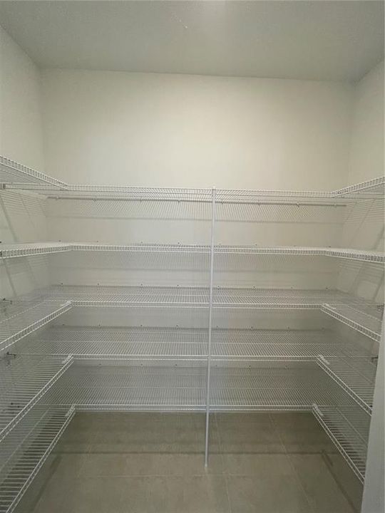 Activo con contrato: $2,675 (5 camas, 2 baños, 2896 Pies cuadrados)