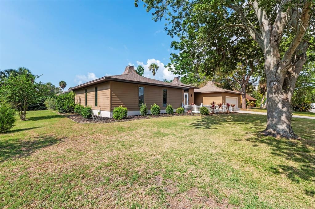 For Sale: $950,000 (3 beds, 2 baths, 2120 Square Feet)