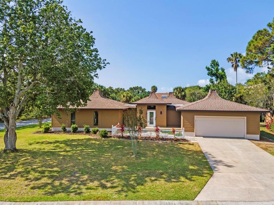 For Sale: $950,000 (3 beds, 2 baths, 2120 Square Feet)