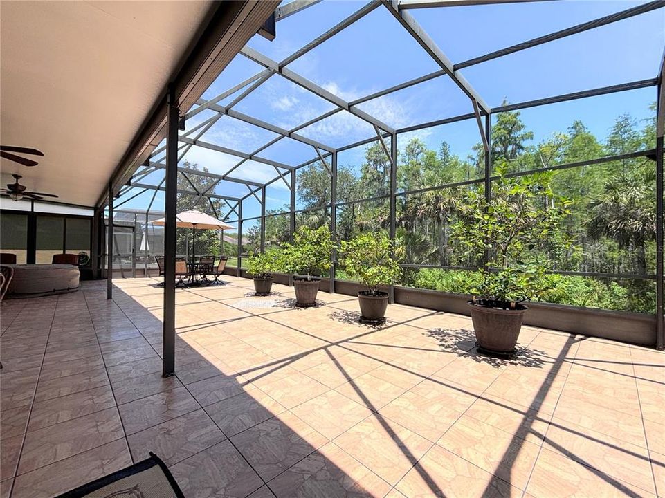 HUGE TILED & Screened Lanai