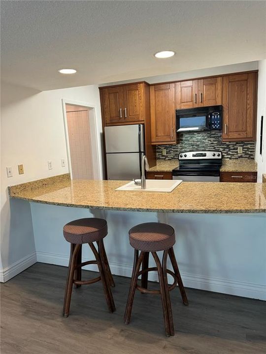 SHAKER WOOD CABINETS AND BACKSPLASH