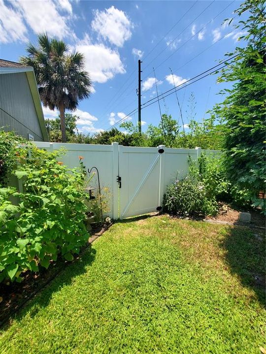 Vinyl Fence with Single Gate