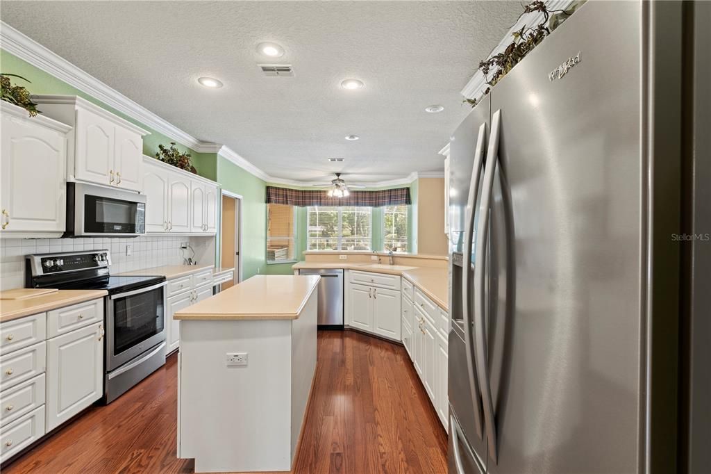 Spacious Kitchen w/ Center Work Island