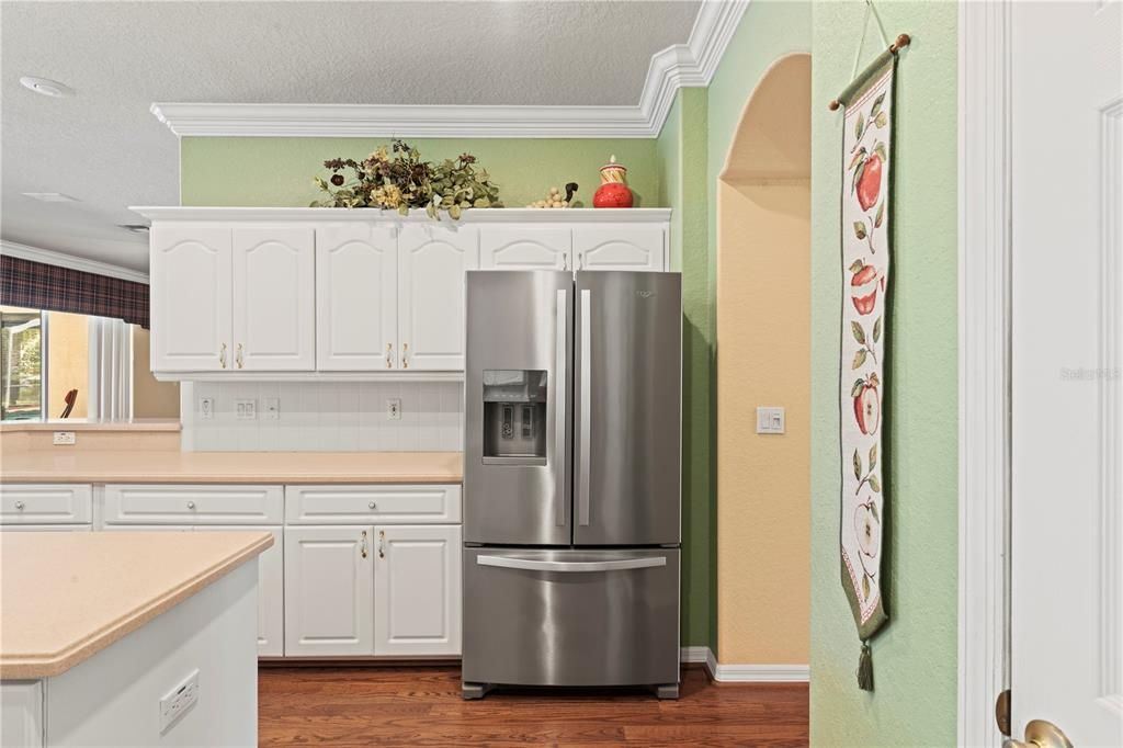 Spacious Kitchen w/ Center Work Island