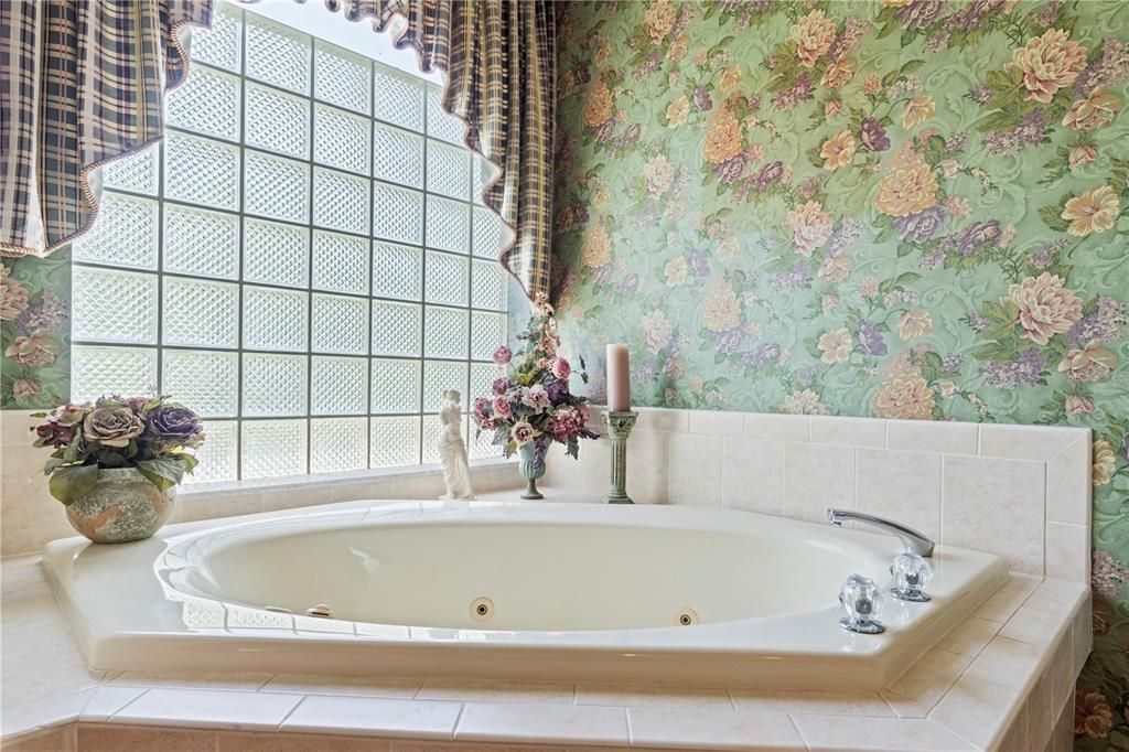 Master Bath w/Jetted Garden Tub