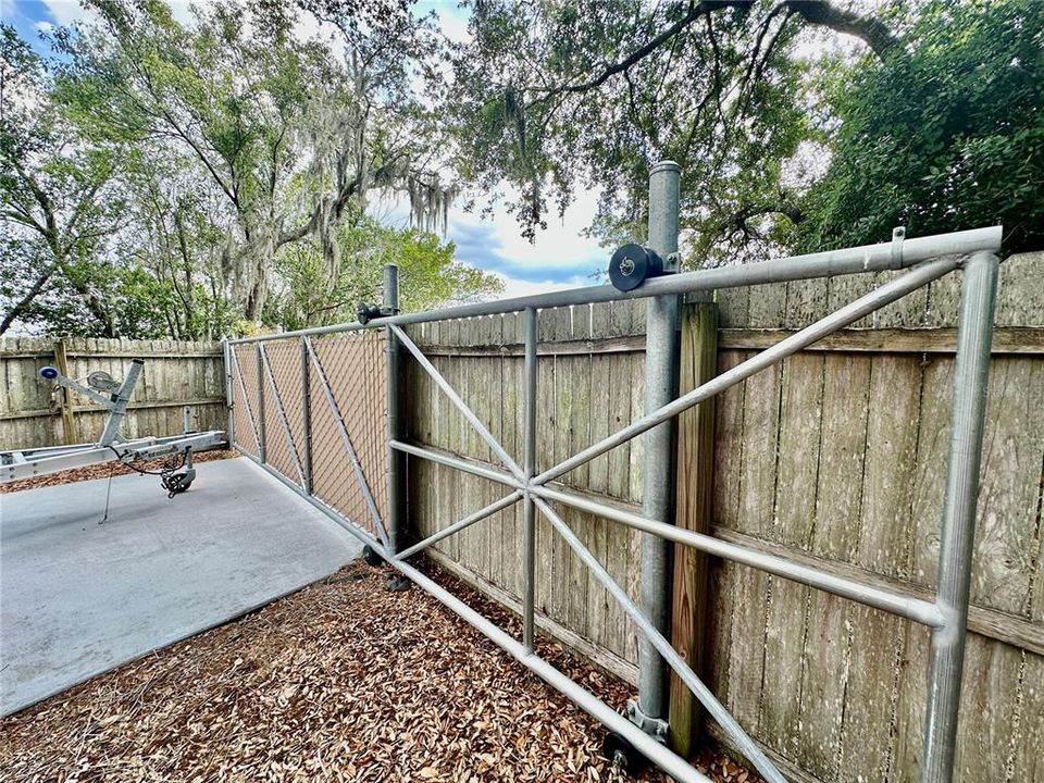Cantilevered Gate with easy access to Cypress Gardens Blvd