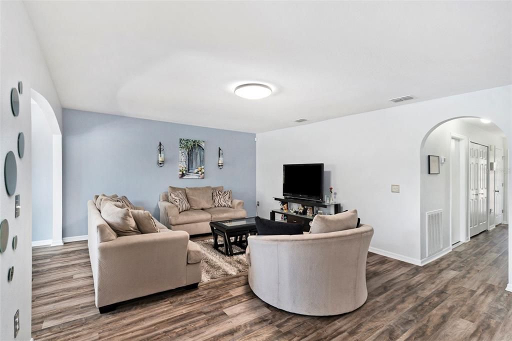 Active With Contract: $280,000 (3 beds, 2 baths, 1670 Square Feet)