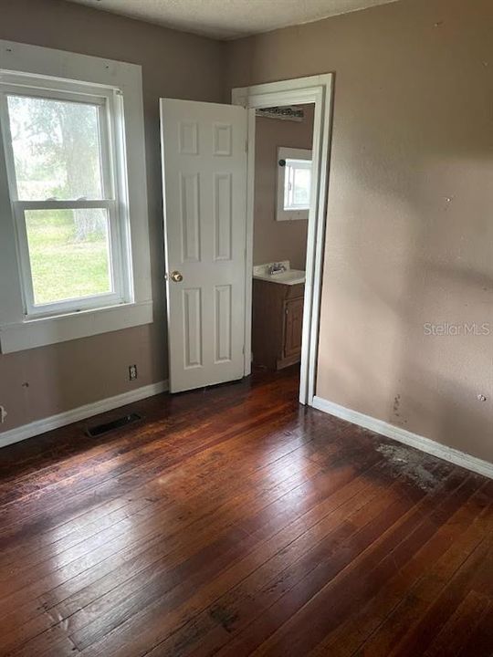 For Sale: $170,000 (1 beds, 1 baths, 752 Square Feet)