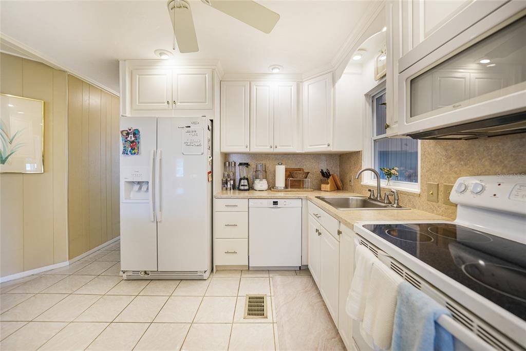 For Sale: $225,000 (2 beds, 2 baths, 1056 Square Feet)