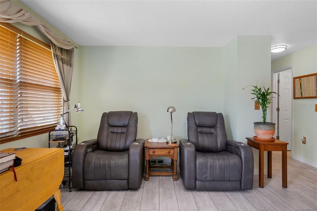 For Sale: $269,000 (2 beds, 1 baths, 784 Square Feet)