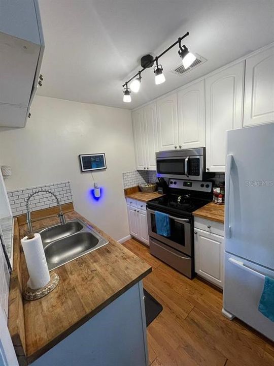 For Rent: $2,175 (2 beds, 1 baths, 864 Square Feet)